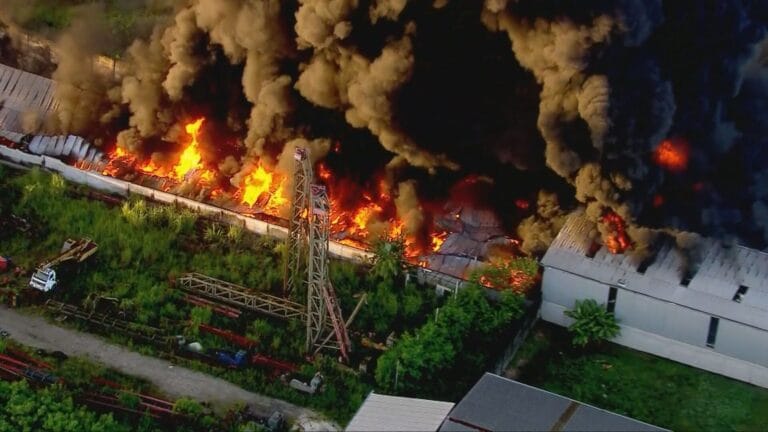 "ALÉM DA CONFORMIDADE: A IMPORTÂNCIA DAS MEDIDAS ADICIONAIS DE SEGURANÇA CONTRA INCÊNDIOS"