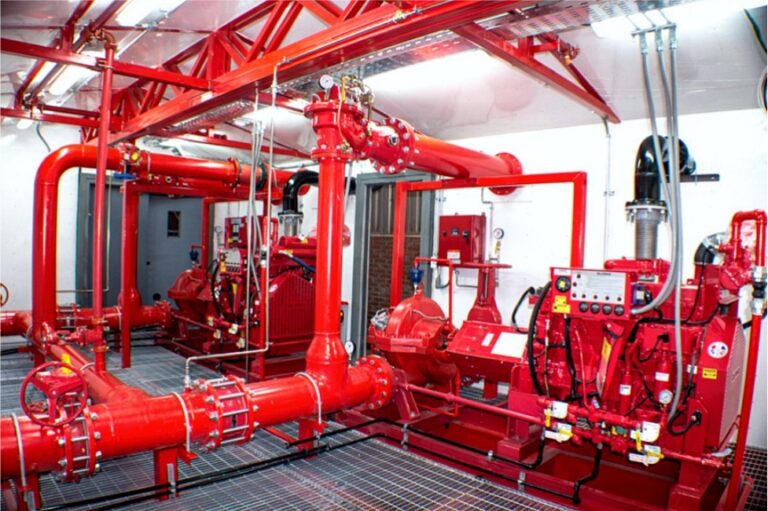 O gerenciamento de riscos de incêndio é uma prática essencial para garantir a segurança de pessoas, bens e meio ambiente em qualquer tipo de estabelecimento. Ele envolve uma série de ações preventivas, corretivas e de mitigação que visam minimizar os impactos de um possível incêndio. Além disso, é fundamental que todas as medidas de segurança contra incêndio sejam regularmente inspecionadas, mantidas e testadas, de modo a garantir sua efetividade em emergência. Importância da Inspeção, Testes e Manutenção e das Medidas de Segurança Incêndio As medidas de segurança contra incêndio, como extintores, sistemas de sprinklers, hidrantes, saídas de emergência, detecção e alarme de incêndio e treinamento de pessoal, desempenham um papel essencial na prevenção e controle de incêndios. Porém, essas medidas não são eficazes apenas por serem instaladas, é necessário que sejam regularmente inspecionadas, mantidas e testadas para garantir seu pleno funcionamento quando mais se precisar delas. Inspeção Periódica: A inspeção de equipamentos e sistemas de combate a incêndio deve ser realizada periodicamente por profissionais qualificados, a fim de identificar possíveis falhas, desgastes ou obstruções que possam comprometer seu desempenho. Além disso, as rotas de fuga devem ser constantemente avaliadas para garantir que não haja bloqueios ou problemas de acessibilidade. Testes de Funcionamento: Além das inspeções e manutenções, é essencial realizar testes periódicos dos sistemas de segurança, simulando emergências para avaliar a eficácia das medidas. Isso inclui testar alarmes de incêndio, iluminação de emergência e verificar a resposta do sistema de sprinklers. Testes regulares ajudam a identificar qualquer falha no sistema que poderia ser despercebida durante uma simples inspeção visual. Manutenção Preventiva: A manutenção preventiva é uma das chaves para a longevidade e eficiência dos sistemas de segurança contra incêndio. O objetivo é corrigir problemas antes que eles aconteçam, realizando reparos e ajustes de forma antecipada. Por exemplo, sistemas de sprinklers, hidrantes, detecção e alarme de incêndio exigem verificações de seus componentes, como válvulas e sensores, para garantir que estejam funcionando corretamente. A falta de manutenção preventiva pode resultar na falha desses sistemas em um momento crítico. Consequências de não manter as Medidas de Segurança adequadamente inspecionadas, testadas e manutenidas. A negligência na manutenção das medidas de segurança contra incêndio pode ter consequências graves. Se um sistema de combate a incêndio não estiver em pleno funcionamento, as chances de um incêndio se espalhar rapidamente aumentam, resultando em danos materiais significativos e, o mais grave, em risco à vida humana. Além disso, a falta de cumprimento das normas de segurança pode acarretar multas e até mesmo na interdição de estabelecimentos. Gerenciar os riscos de incêndio é um processo contínuo que exige a colaboração de todos os envolvidos. As medidas de segurança contra incêndio não devem ser vistas como itens estáticos, mas como sistemas dinâmicos que precisam ser inspecionados, mantidos e testados regularmente para garantir sua efetividade. A realização dessas práticas não só é uma obrigação legal em muitos casos, mas também uma questão de responsabilidade com a vida e o patrimônio das pessoas. Manter os sistemas de segurança contra incêndio sempre prontos para o uso é uma forma de prevenir tragédias e garantir a proteção de todos.